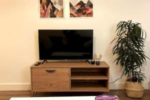 西布罗姆维奇Cosy 1 bedroom apartment with car park space.的木质梳妆台上方的平面电视