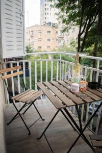 耶路撒冷Hillel 13 - city center的阳台上的野餐桌和一瓶葡萄酒