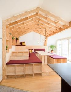 因斯布鲁克Montagu Hostel的客房设有木制天花板和带木制柜台的厨房。
