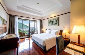 芽庄Vinpearl Resort Nha Trang的酒店客房设有一张床和一个大窗户