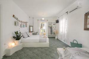 加里尼"Palatiana Agriturismo-Philoxenia Cottages", Private Nature Retreats的白色的客房配有两张床和镜子