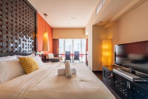Kampong Penaga1 - 5pax Lagoon View@ Sunway Resort Suite Pyramid的一间酒店客房,配有一张大床和一台平面电视