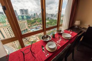 Kampong Penaga1 - 5pax Lagoon View@ Sunway Resort Suite Pyramid的红色桌布上带盘子和碗的桌子