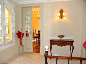 维拉维索萨Casa do Colegio Velho的走廊上设有桌子和花瓶