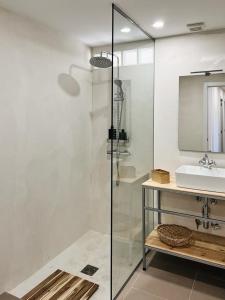 马德里El Escondite de La Caprichosa的一间带玻璃淋浴和水槽的浴室