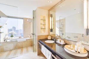 迪拜Address Dubai Marina Residences by Qstay的一间带水槽和大镜子的浴室