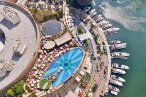 迪拜Address Dubai Marina Residences by Qstay的码头上方的水上景观