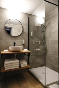 克莱恩 蒙塔纳Alaïa Lodge的一间带水槽和淋浴的浴室