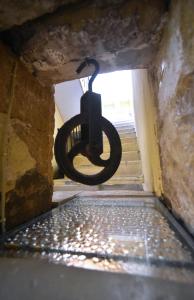 加利波利L'Antica Rimessa Da Gigi的吊灯挂在隧道的墙上