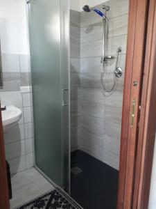 TulaAgriturismo Pedru Caddu的浴室里设有玻璃门淋浴