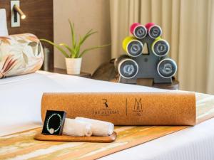 迪拜The Retreat Palm Dubai MGallery by Sofitel的床上的纸盒,带扬声器