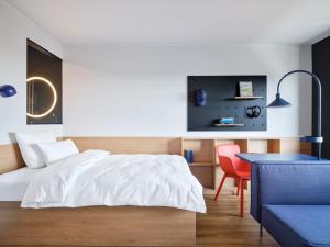 沃尔夫斯堡STAYERY Wolfsburg City的卧室配有1张床、1张桌子和1把椅子