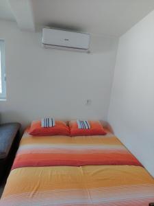 巴尔Apartments Tramonto的一张床上有两个枕头的房间