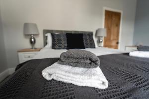 HaveriggSeascape Cottage的床上的一大堆毛巾