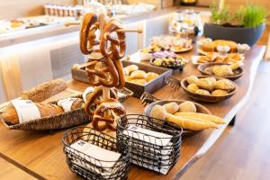 施韦夏特Das Reinisch Hotel & Restaurant的餐桌上的自助面包和糕点