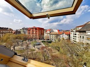 布达佩斯Floral Apartment - NEW in town的从窗户可欣赏到城市美景