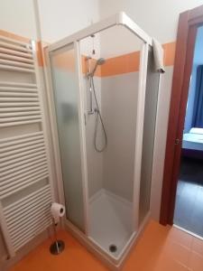 奥里奥阿塞里奥SelfMatic的一间客房内的玻璃淋浴间