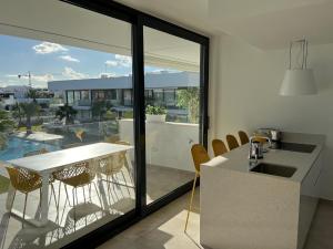 马尔德·克里斯塔尔Outstanding 2 bed apartment with rooftop sea views的厨房设有带桌椅的阳台