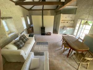 Bourg-CharenteBeautiful riverside boathouse的客厅配有沙发和桌子