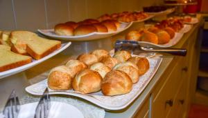 米兰TownHouse 33的自助餐,包括面包和糕点