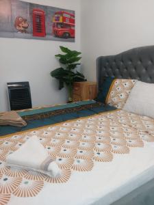 布雷亚扎Breaza Comfort Apartment的一间卧室配有一张床,床罩