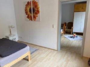 苏尔Ferienwohnung Am Rimbach的一间卧室配有一张床,另一间卧室设有走廊