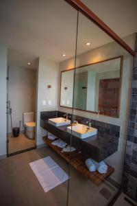 费尔南多 - 迪诺罗尼亚Pousada Ecológica Akanã的浴室设有2个水槽和镜子