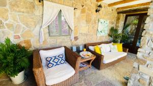 高辛NEW!!! Casa El Imperio的一个带柳条椅和石墙的庭院