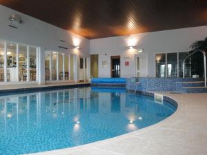 滨海比格伯里24 Burgh Island Causeway的在酒店房间的一个大型游泳池