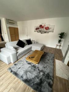 图勒L'Escale ZEN的客厅配有白色沙发和地毯。