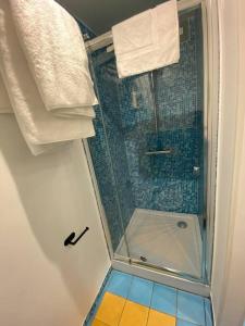 图勒L'Escale ZEN的浴室里设有玻璃门淋浴