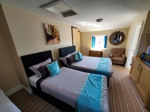 都柏林KGT House的酒店客房,设有两张床和一张沙发