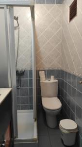 阿尔赫西拉斯Convenient Rooms - Ferry, Train & Bus Station -的一间带卫生间和淋浴的小浴室