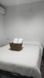 阿尔赫西拉斯Convenient Rooms - Ferry, Train & Bus Station -的床上一篮毛巾