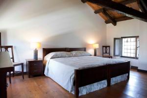 阿奎莱亚Ca' Marisa Aquileia的一间卧室配有一张大床和两盏灯。