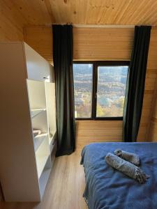 梅斯蒂亚Lavdila的一间卧室设有一张床和一个大窗户