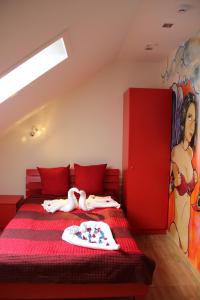 加尔格日代嘉尔格兹杜娱乐度假村的卧室配有一张床铺,可供两人入住