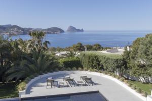 圣何塞德萨塔莱阿Magical Ibizan Villa Walking Distance To The Beach Es Vedre Style 6 Bedrooms Fabulous Sea Views San Jose的别墅享有海景。