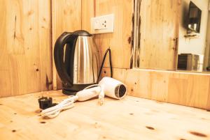 高兰海水阳光简易别墅酒店的厨房柜台配有咖啡机和水壶