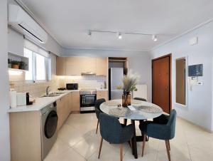 雅典Nefelis C2 by Verde Apartments的一间厨房,里面配有桌椅