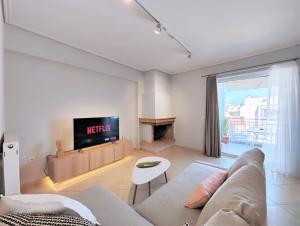 雅典Nefelis C2 by Verde Apartments的带沙发和电视的客厅
