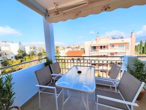 雅典Nefelis C2 by Verde Apartments的美景阳台配有蓝色的桌椅
