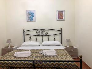 兰佩杜萨Villa Oasi Dei Sogni的一间卧室配有一张带2个床头柜的大床