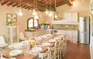 拉亚蒂科Villa Fiordaliso - Homelike Villas的一间带桌椅的用餐室和一间厨房