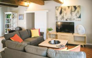 拉亚蒂科Villa Fiordaliso - Homelike Villas的带沙发和平面电视的客厅