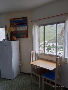 阿格特Lagarto的厨房配有桌子、冰箱和窗户。