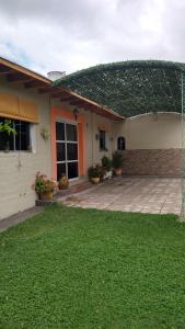 迈普LA PALMERA的前面有绿色草坪的房子