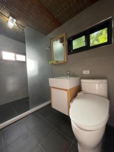 梅山乡赖坤阳的家 的一间带卫生间和水槽的浴室