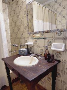 圣安东尼奥德阿雷科Posada Don Salvador的一间带水槽和镜子的浴室
