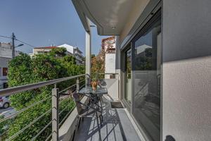 雅典Deluxe & Modern Apartment In Athens的市景阳台配有桌子